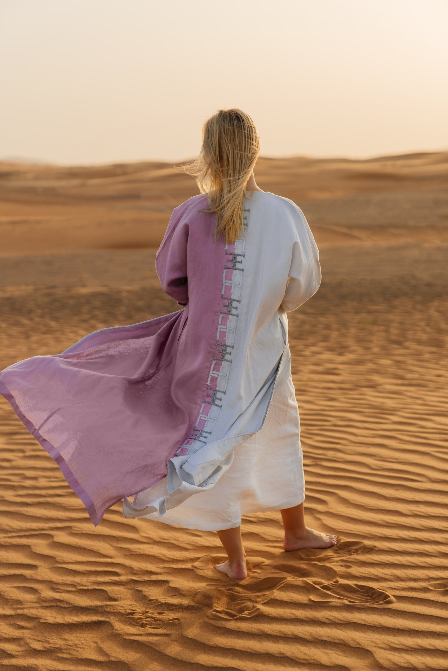 عباية ثنائية اللون من توقيع EVE