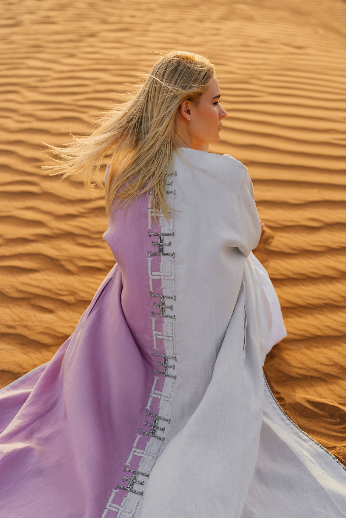 عباية ثنائية اللون من توقيع EVE
