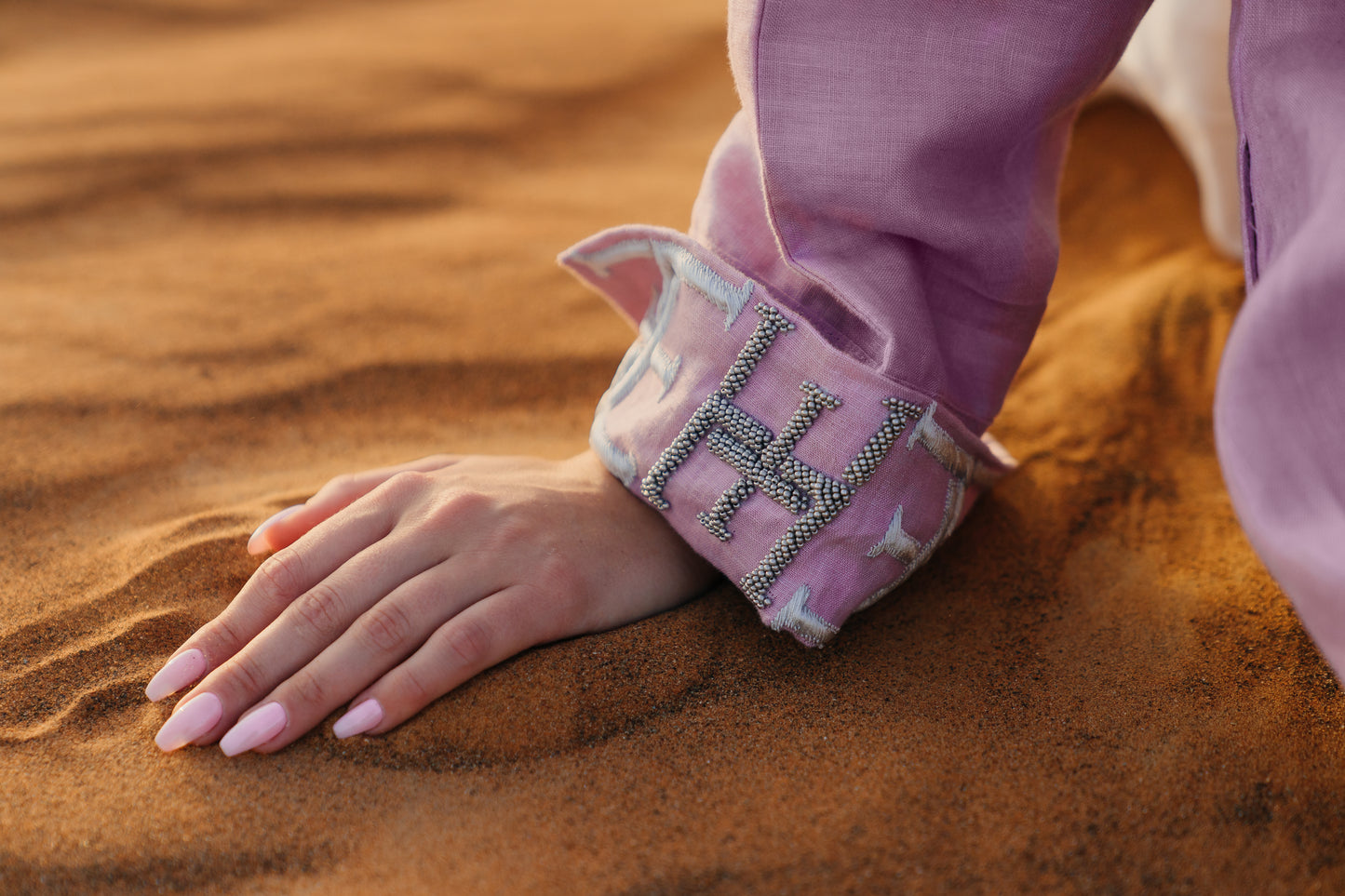 عباية ثنائية اللون من توقيع EVE