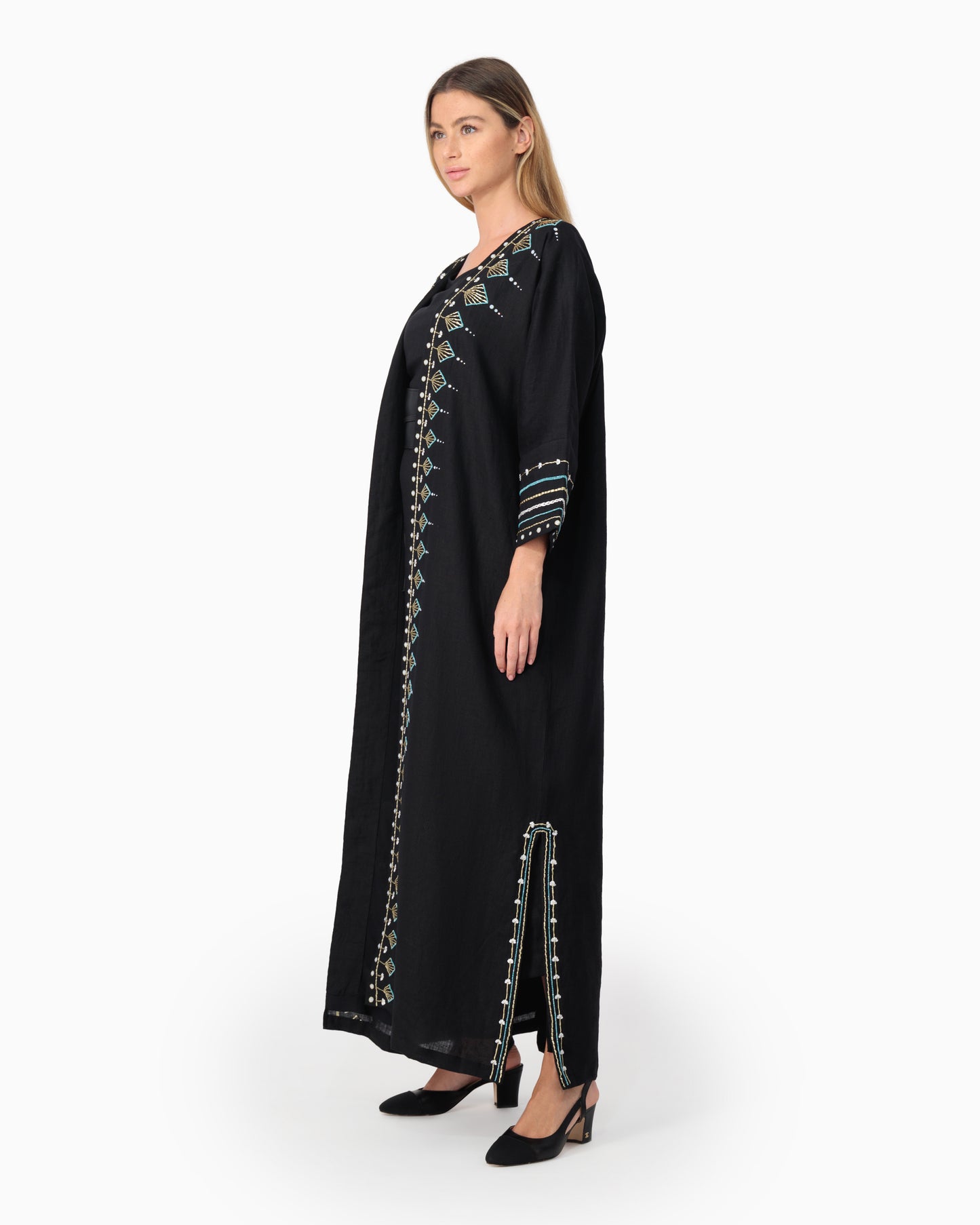 لور في عباية سوداء 